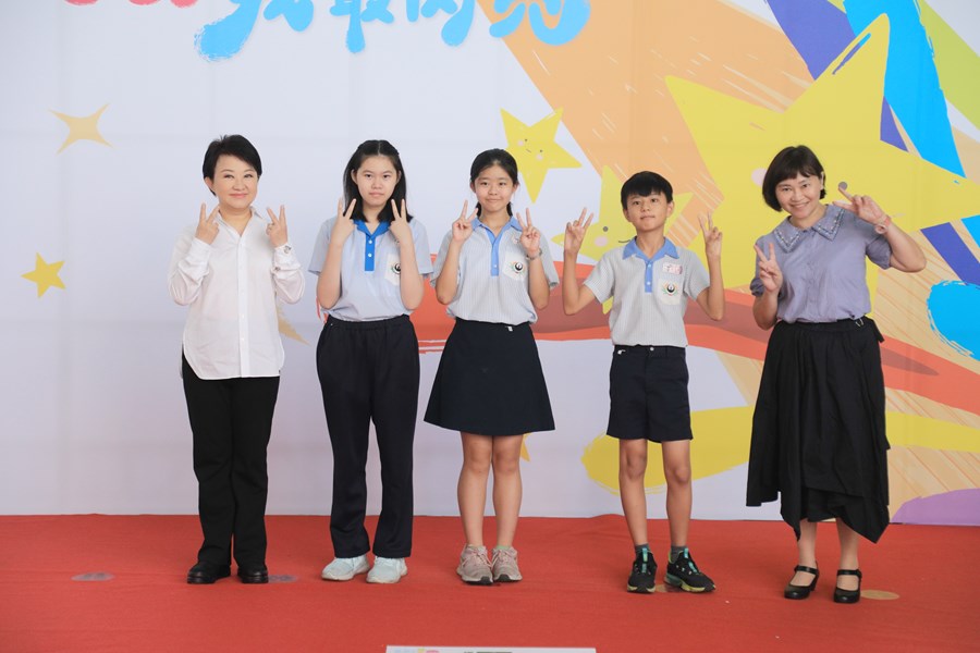 台中市111學年度國中小學校畢業生市長獎合影活動--TSAI (9)