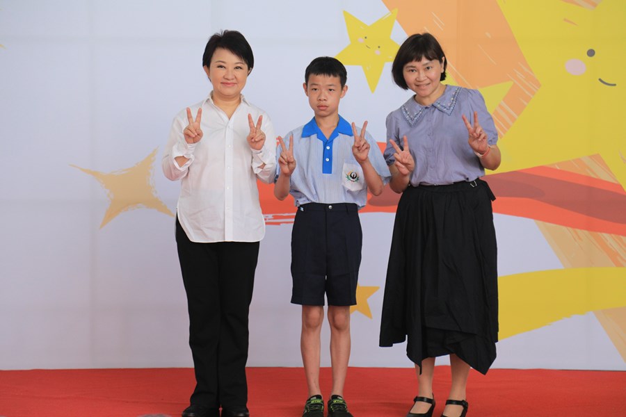 台中市111學年度國中小學校畢業生市長獎合影活動--TSAI (10)