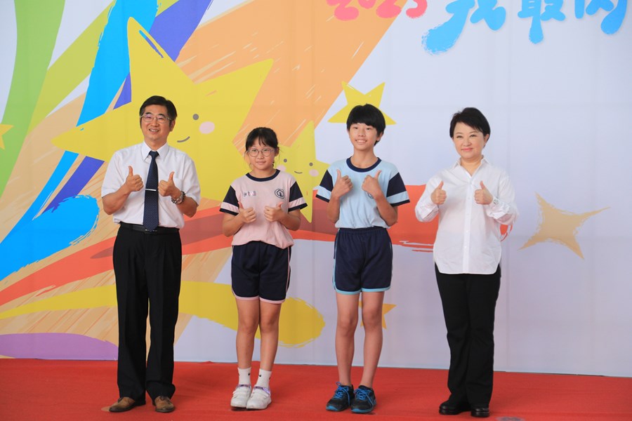 台中市111學年度國中小學校畢業生市長獎合影活動--TSAI (12)