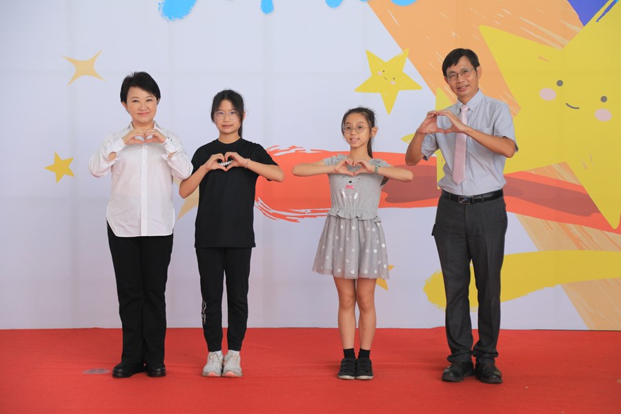 台中市111學年度國中小學校畢業生市長獎合影活動--TSAI (13)