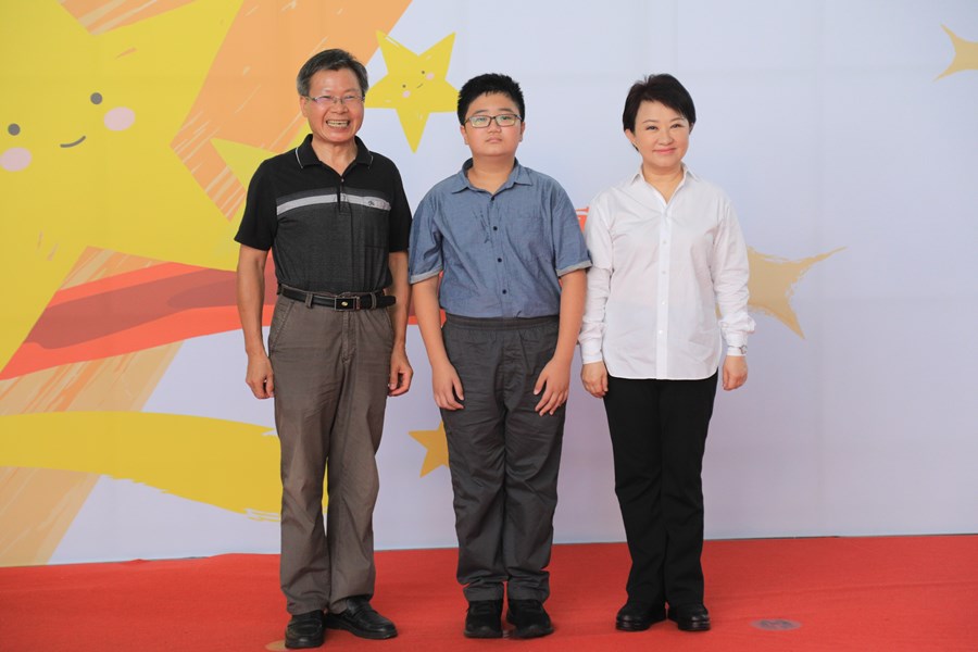 台中市111學年度國中小學校畢業生市長獎合影活動--TSAI (16)