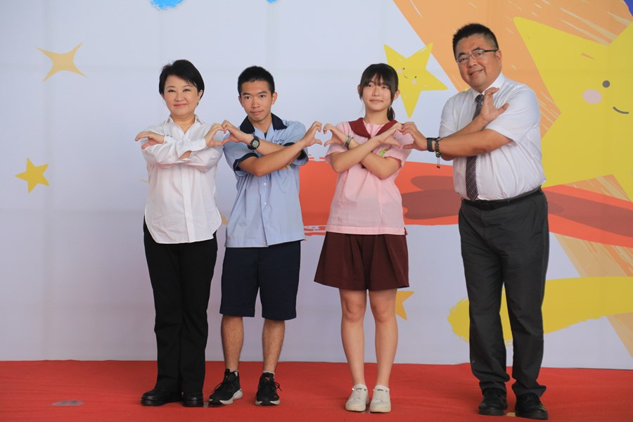台中市111學年度國中小學校畢業生市長獎合影活動--TSAI (19)