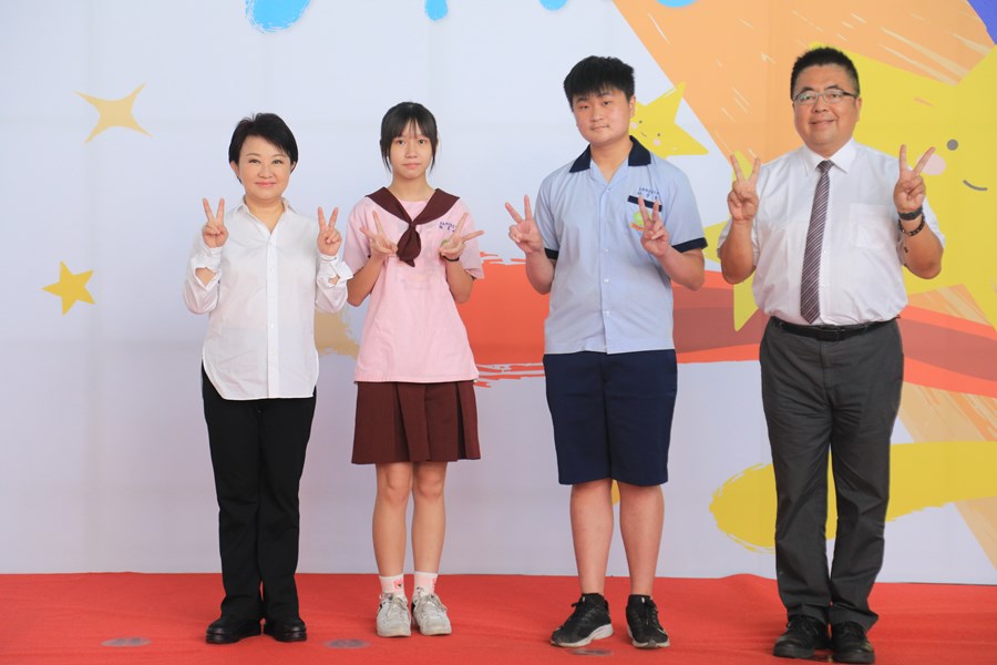 台中市111學年度國中小學校畢業生市長獎合影活動--TSAI (20)