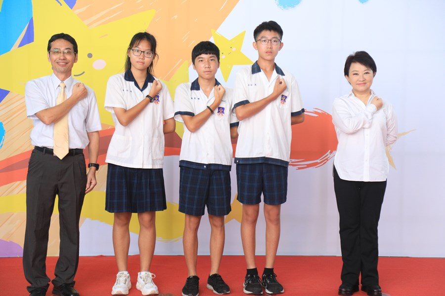 台中市111學年度國中小學校畢業生市長獎合影活動--TSAI (36)