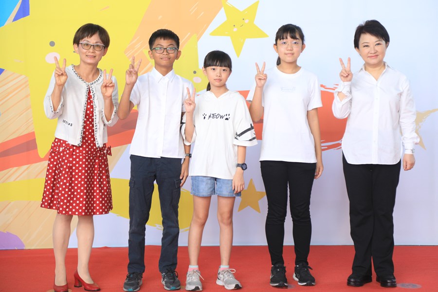 台中市111學年度國中小學校畢業生市長獎合影活動--TSAI (42)