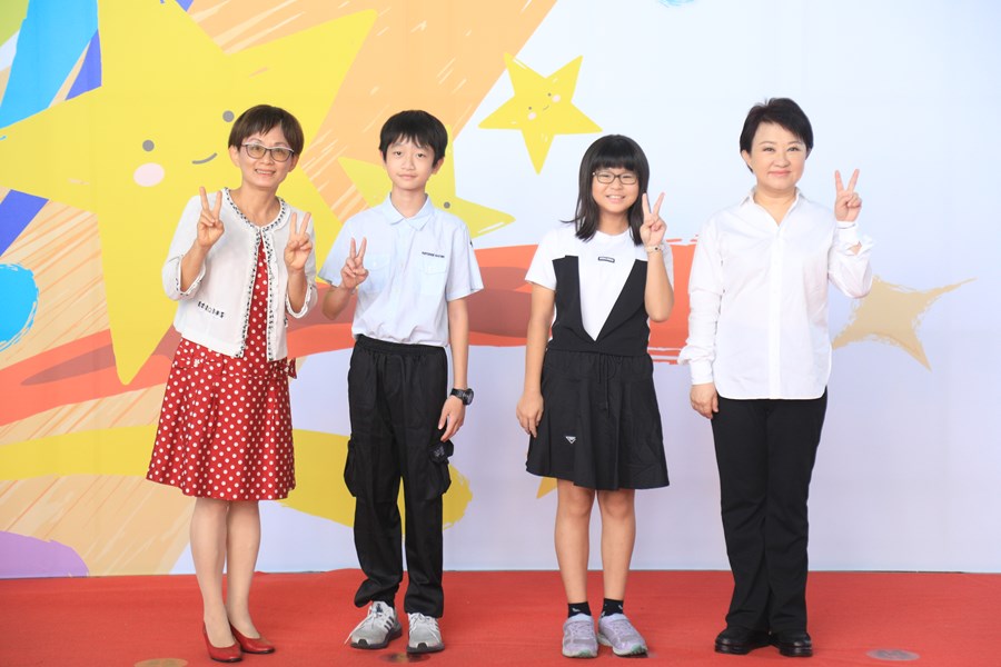 台中市111學年度國中小學校畢業生市長獎合影活動--TSAI (43)