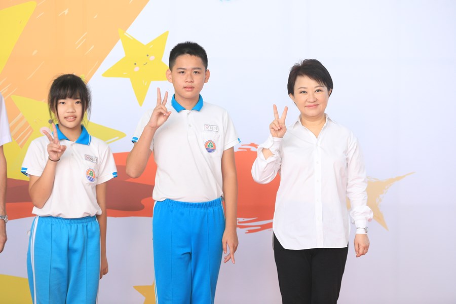 台中市111學年度國中小學校畢業生市長獎合影活動--TSAI (57)