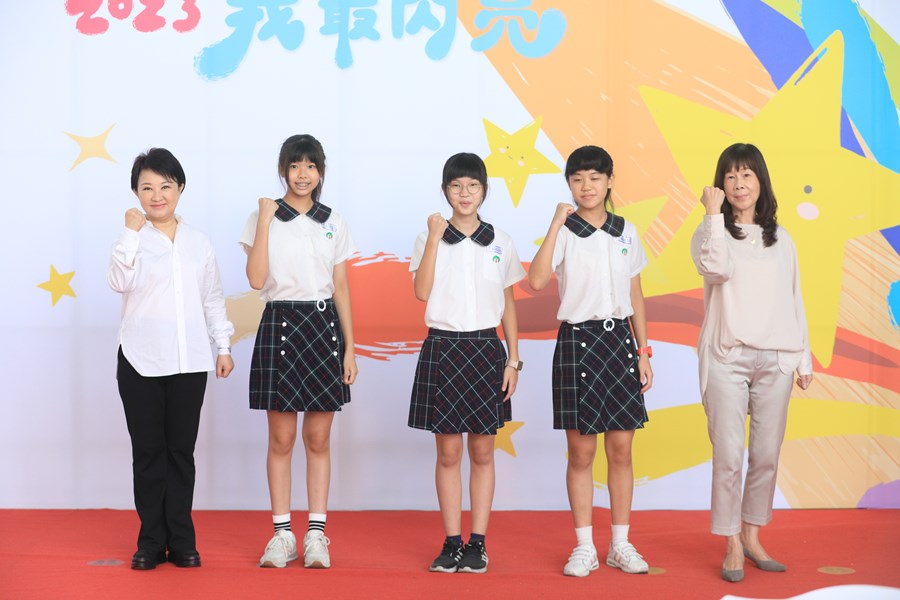 台中市111學年度國中小學校畢業生市長獎合影活動--TSAI (66)