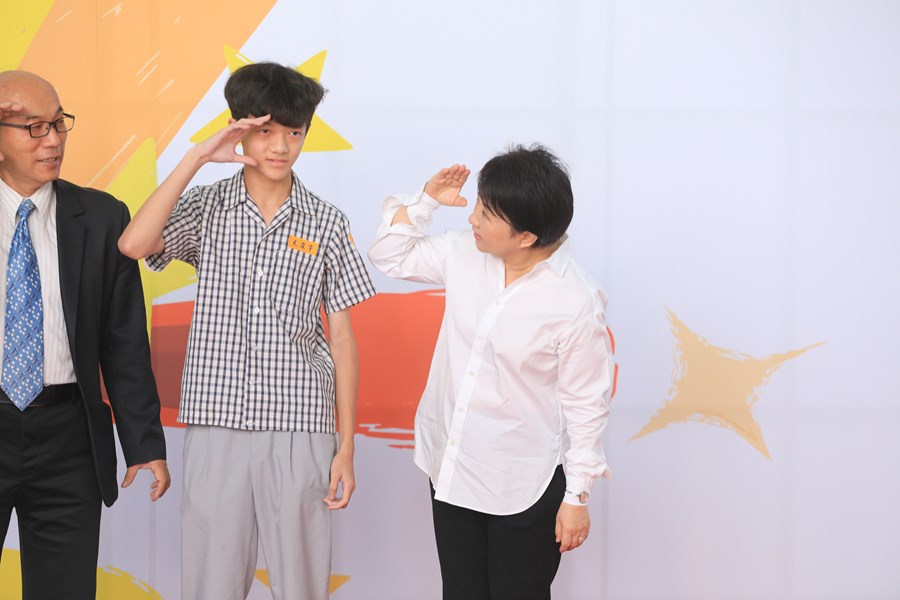 台中市111學年度國中小學校畢業生市長獎合影活動--TSAI (83)