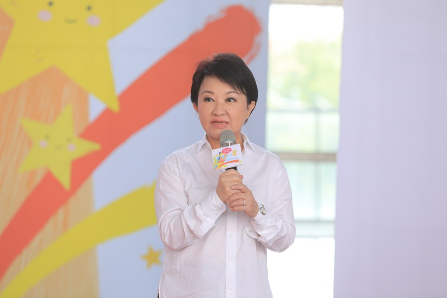 台中市111學年度國中小學校畢業生市長獎合影活動--TSAI (2)