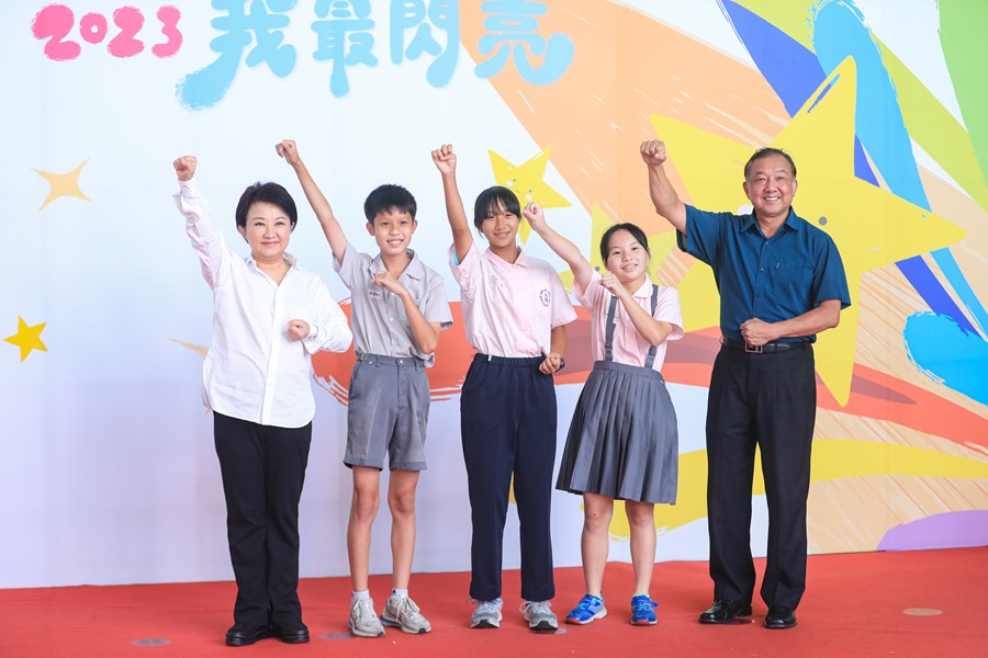台中市111學年度國中小學校畢業生市長獎合影活動 (1)