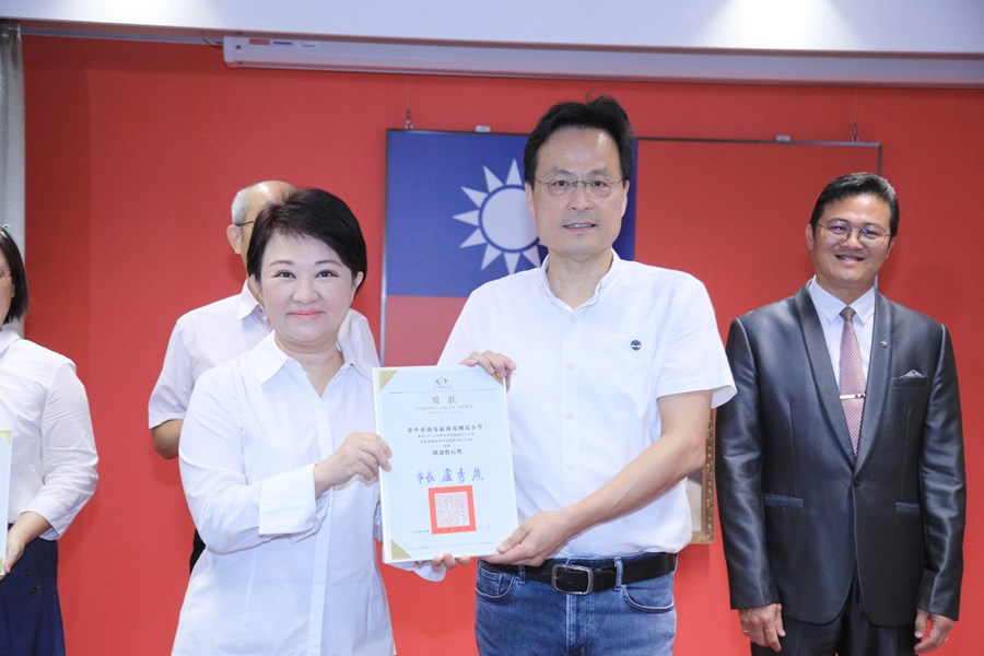 表揚112年度教育部獎勵國中小學推動閱讀績優學校團體及個人評選獲獎單位--閱讀磐石獎---南屯國小