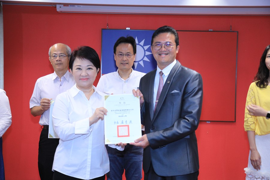 表揚112年度教育部獎勵國中小學推動閱讀績優學校團體及個人評選獲獎單位--閱讀磐石獎---葫蘆墩國小