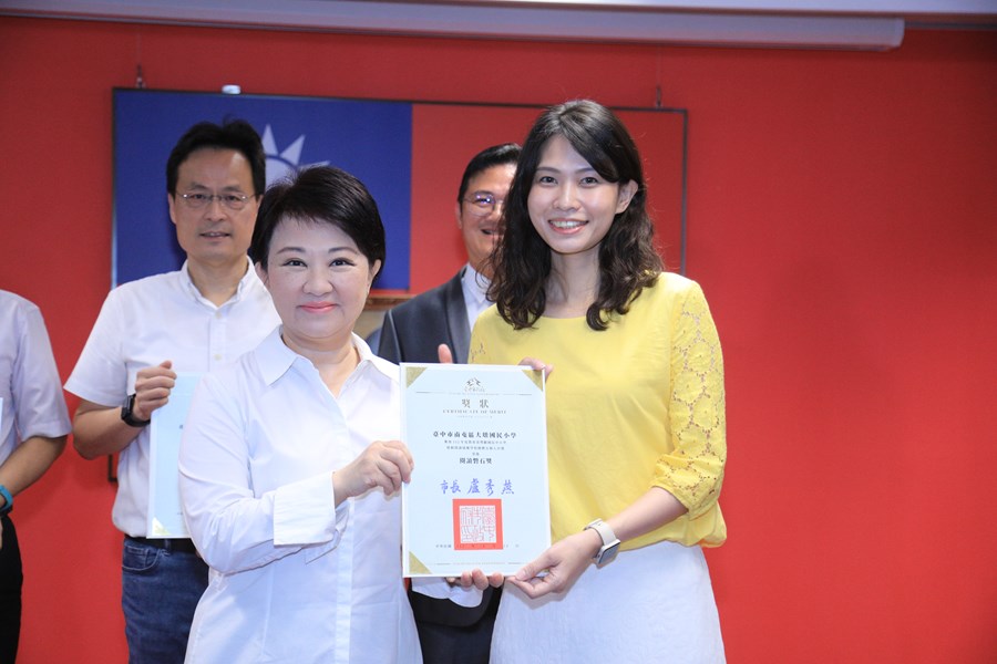 表揚112年度教育部獎勵國中小學推動閱讀績優學校團體及個人評選獲獎單位--閱讀磐石獎---大墩國小