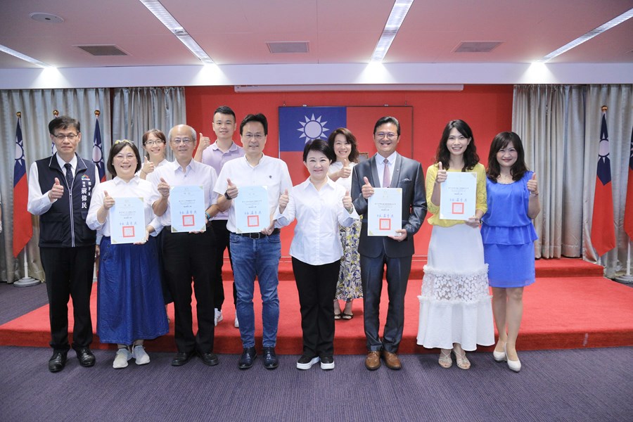 表揚112年度教育部獎勵國中小學推動閱讀績優學校團體及個人評選獲獎單位--閱讀磐石獎---與市長大合照