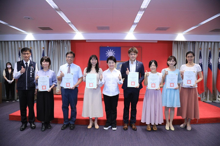 表揚112年度教育部獎勵國中小學推動閱讀績優學校團體及個人評選獲獎單位--閱讀推手個人獎---與市長大合照