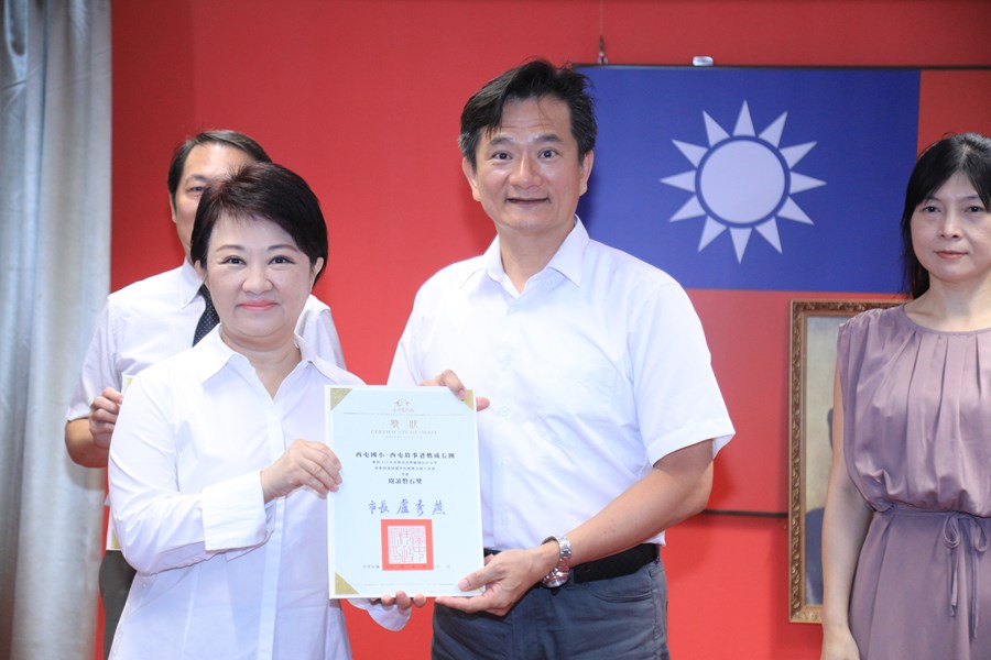 表揚112年度教育部獎勵國中小學推動閱讀績優學校團體及個人評選獲獎單位--閱讀推手團體獎---西屯國小-西屯故事爸媽成長團