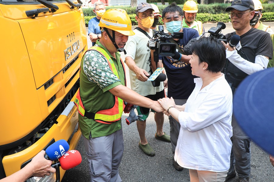 盧市長視察道路側溝清淤防颱整備 (4)