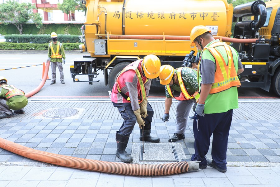 盧市長視察道路側溝清淤防颱整備 (8)