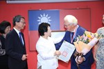 頒發尤約翰先生榮譽市民獎章