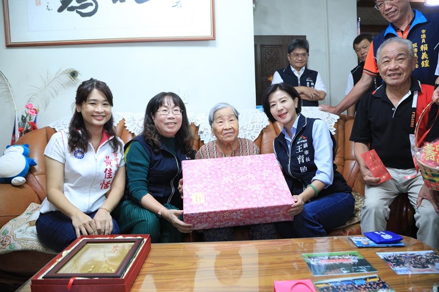 致贈百歲人瑞-太平區趙國瓊老夫人重陽禮金--TSAI (24)