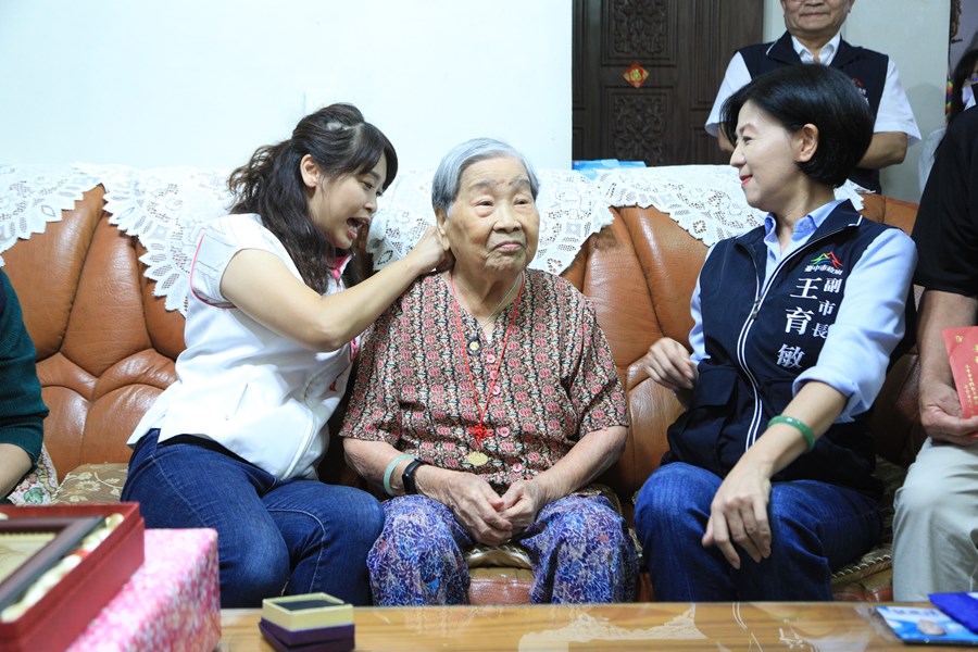 致贈百歲人瑞-太平區趙國瓊老夫人重陽禮金--TSAI (26)