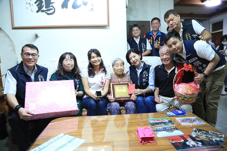 致贈百歲人瑞-太平區趙國瓊老夫人重陽禮金--TSAI (28)