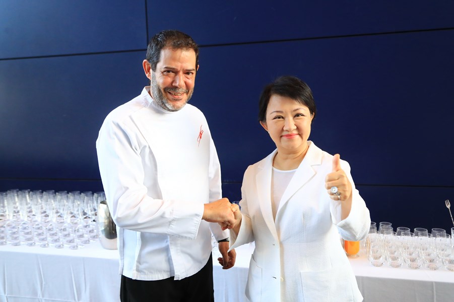 曾榮獲米其林餐盤推薦的DNA餐廳主廚Daniel Negreira(左)