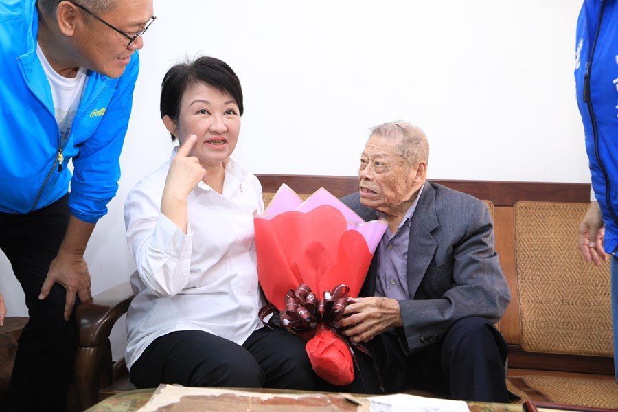 盧市長致贈百瑞人瑞-北屯區不老騎士-游榮老先生重陽禮品--TSAI (5)