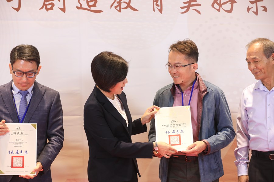 112學年度台中市公私立高級中等學校及國民中學家長會會長授證典禮 (16)